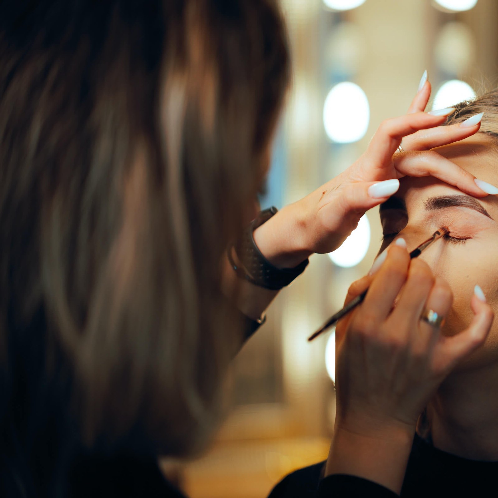 Makeup artist working with SUPERCOVER foundation